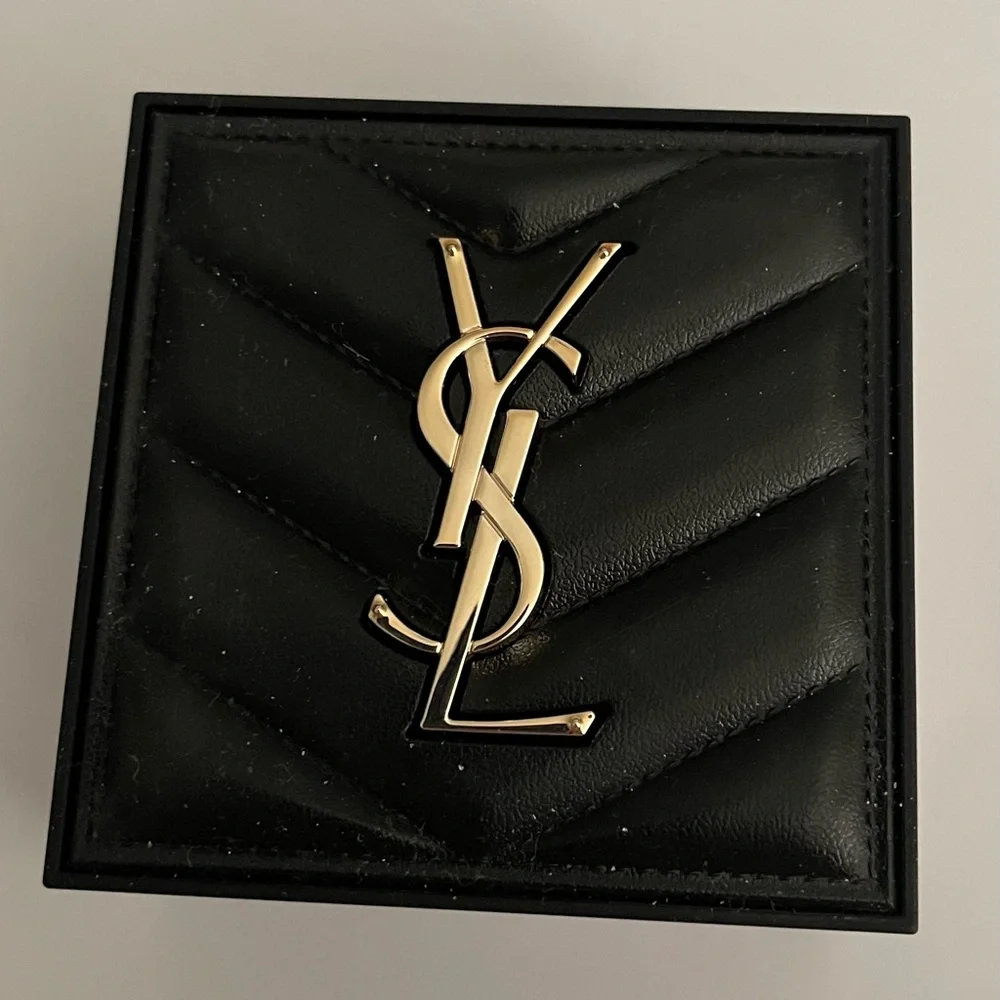 Yves Saint Laurent All Hours Hyper Blur Soft-Focus Loose Powder in “04-Lavender”